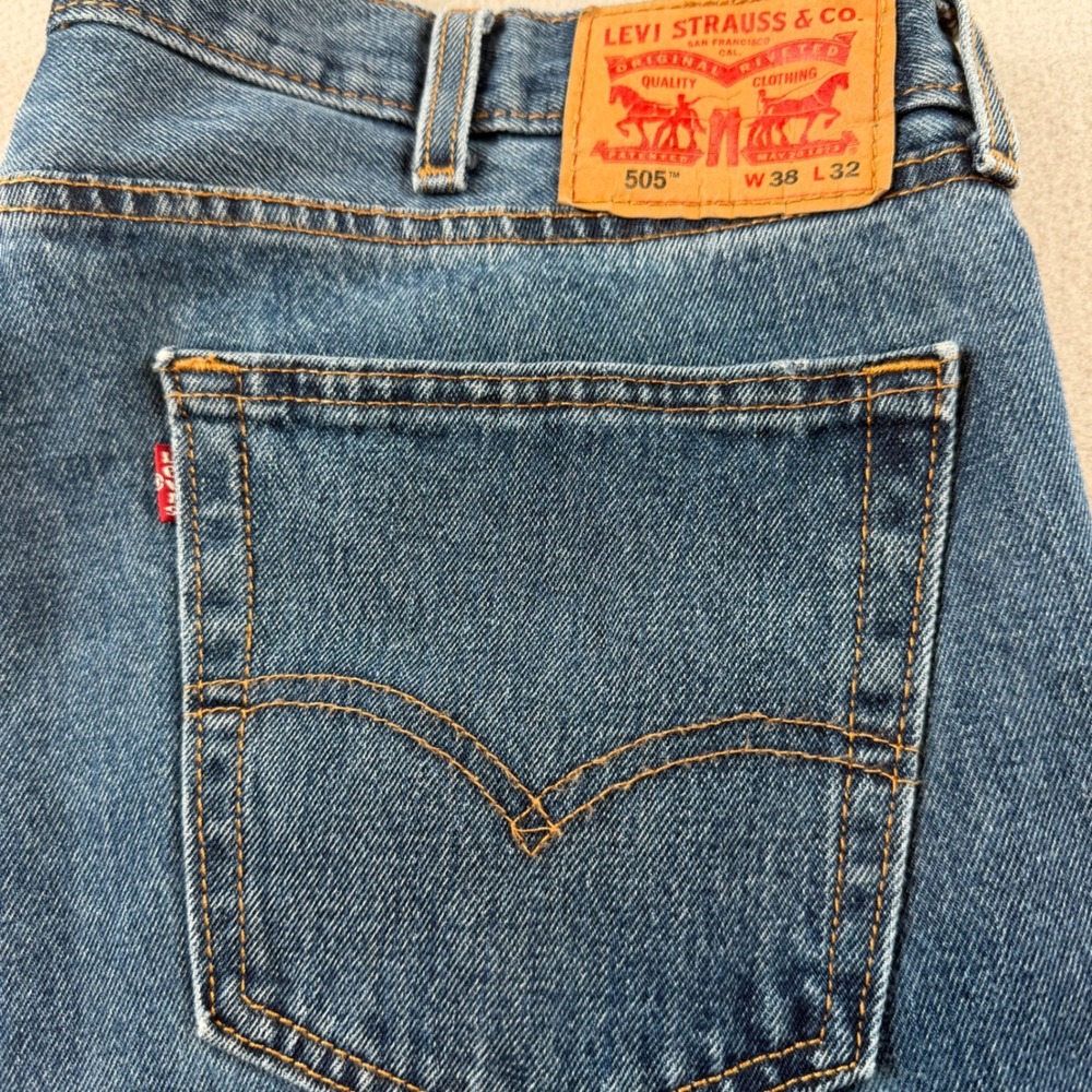Levis 505 Regular Fit Straight Leg Jeans Mens 38x32 Medium Wash Blue Denim